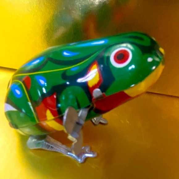 VINTAGE TIN FROG JUMPING WIND UP COLLECTIBLE TOY WORKS! 3”x2” - Picture 1 of 8